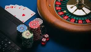 Antarmuka aplikasi mobile fixbet menampilkan meja blackjack langsung dengan dealer dan pemain